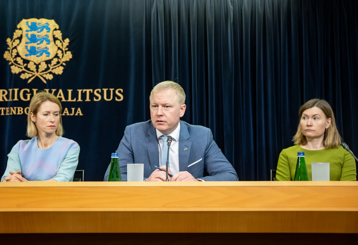 Täna on erakorraline valitsuse istung, kus kiidetakse heaks stabiilsusprogrammi nimeline dokument. Vasakult Kaja Kallas, Mart Võrklaev ja Riina Sikkut. 