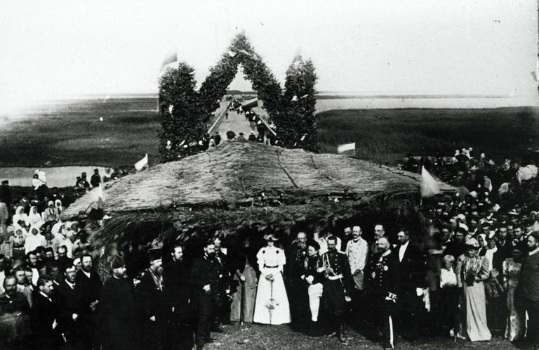 27.juulil 1896 avati Saaremaad ja Muhumaad ühendav Väikese väina tamm. Algselt nimetati seda Zinojevi tammiks. Foto: Rahvusarhiiv 