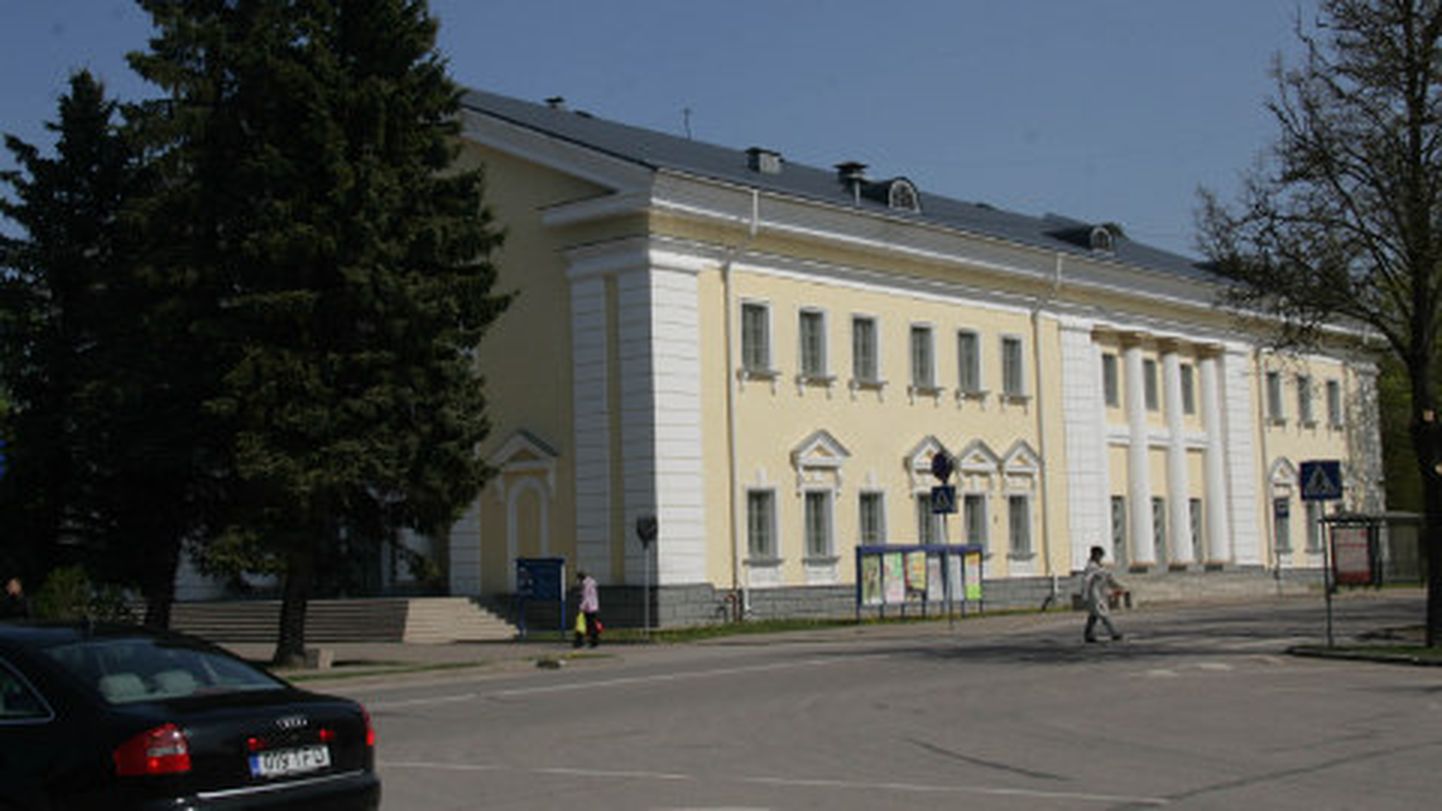 Sillamäe kultuurikeskuse on lukus üle aasta ja Ida-Virumaa stalinistliku arhitektuuri pärlit saab imetleda vaid väljast.