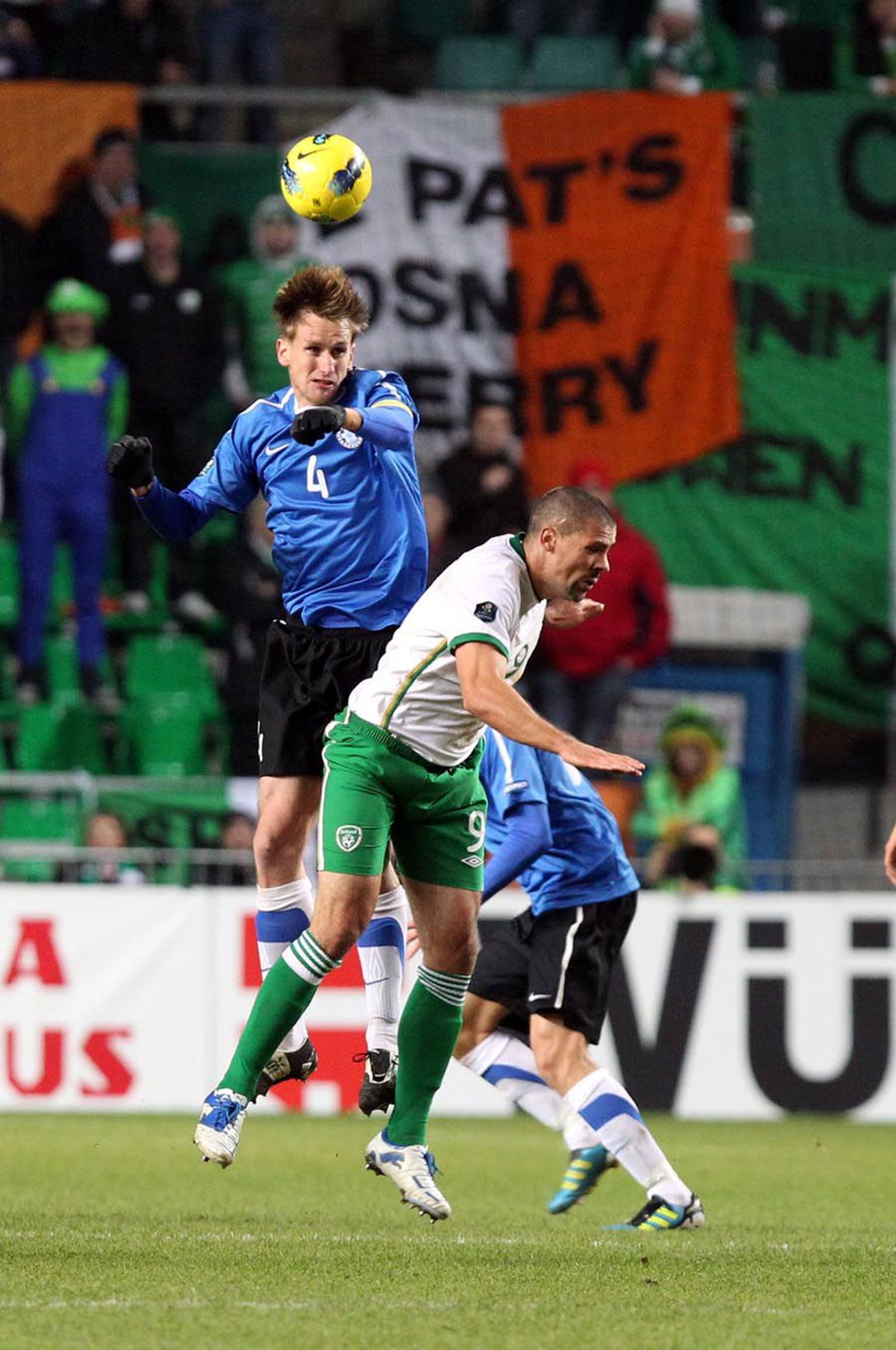 Eesti jalgpallikoondist on Raio Piiroja (nr 4) võimaluse korral alati aidanud, kuid paraku on mängudes saadud vigastused toonud kaasa mängupause klubisärgis.