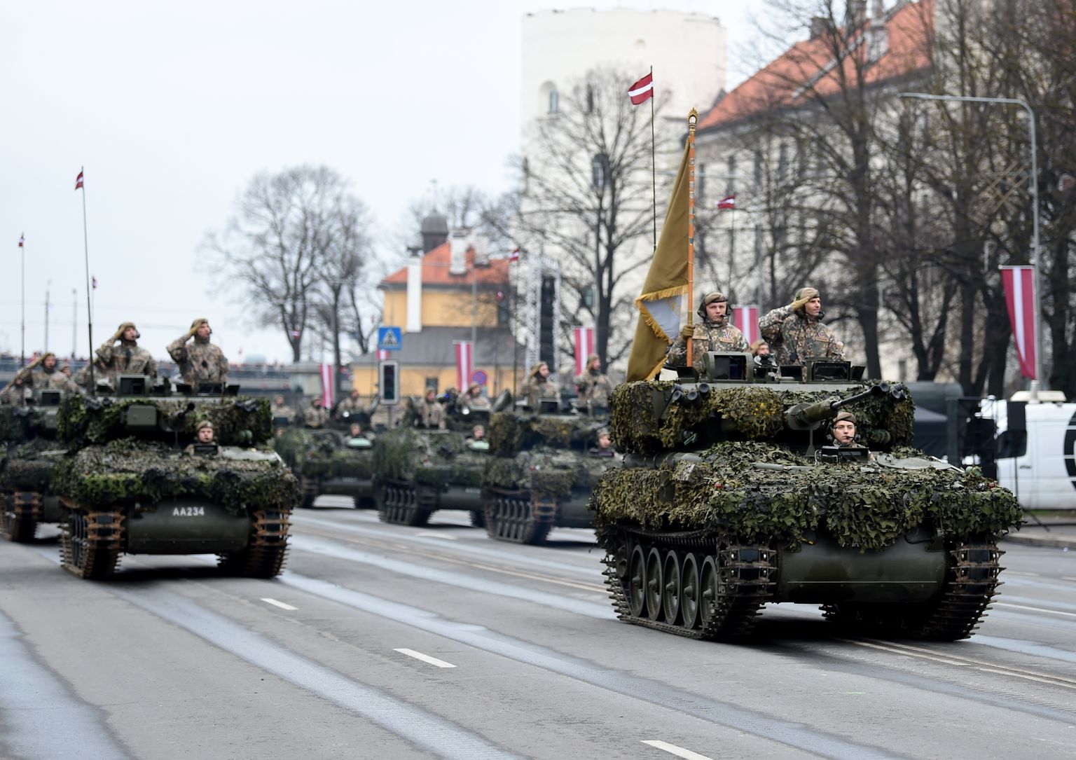11.novembra krastmalā notiek Latvijas Republikas proklamēšanas 101.gadadienai veltīta Latvijas un tās sabiedroto bruņoto spēku, Iekšlietu ministrijas pakļautības iestāžu un Jaunsardzes vienību militārā parāde.
