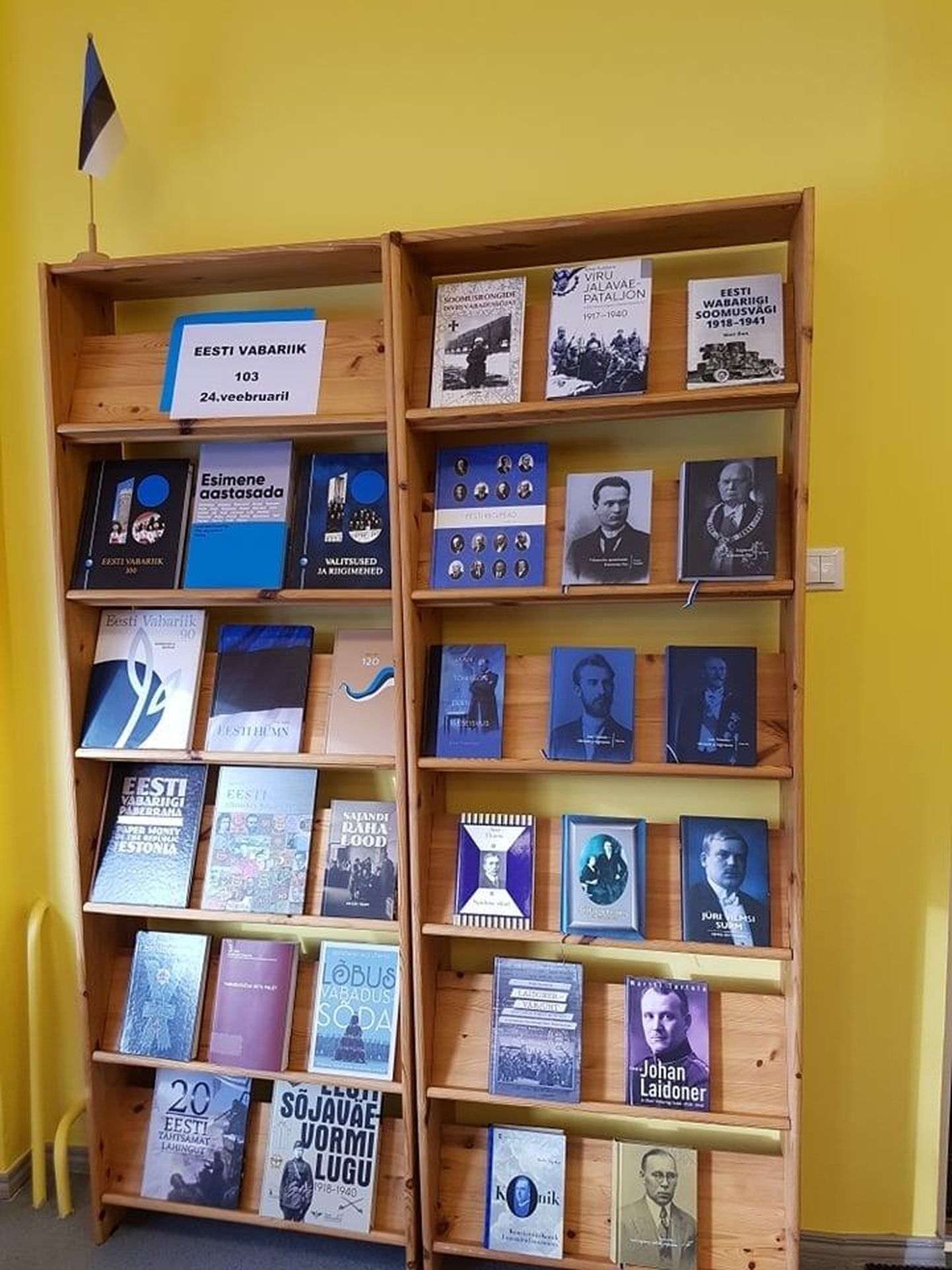 Kadrina valla raamatukogu tähistab Eesti riigi aastapäeva näitustega.