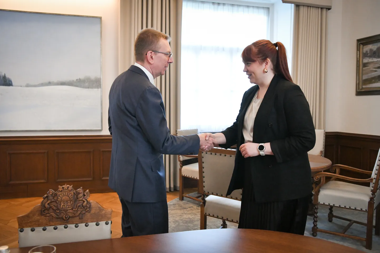 Valsts prezidents Edgars Rinkēvičs tikšanās laikā ar kultūras ministri Agnesi Loginu Rīgas pilī.