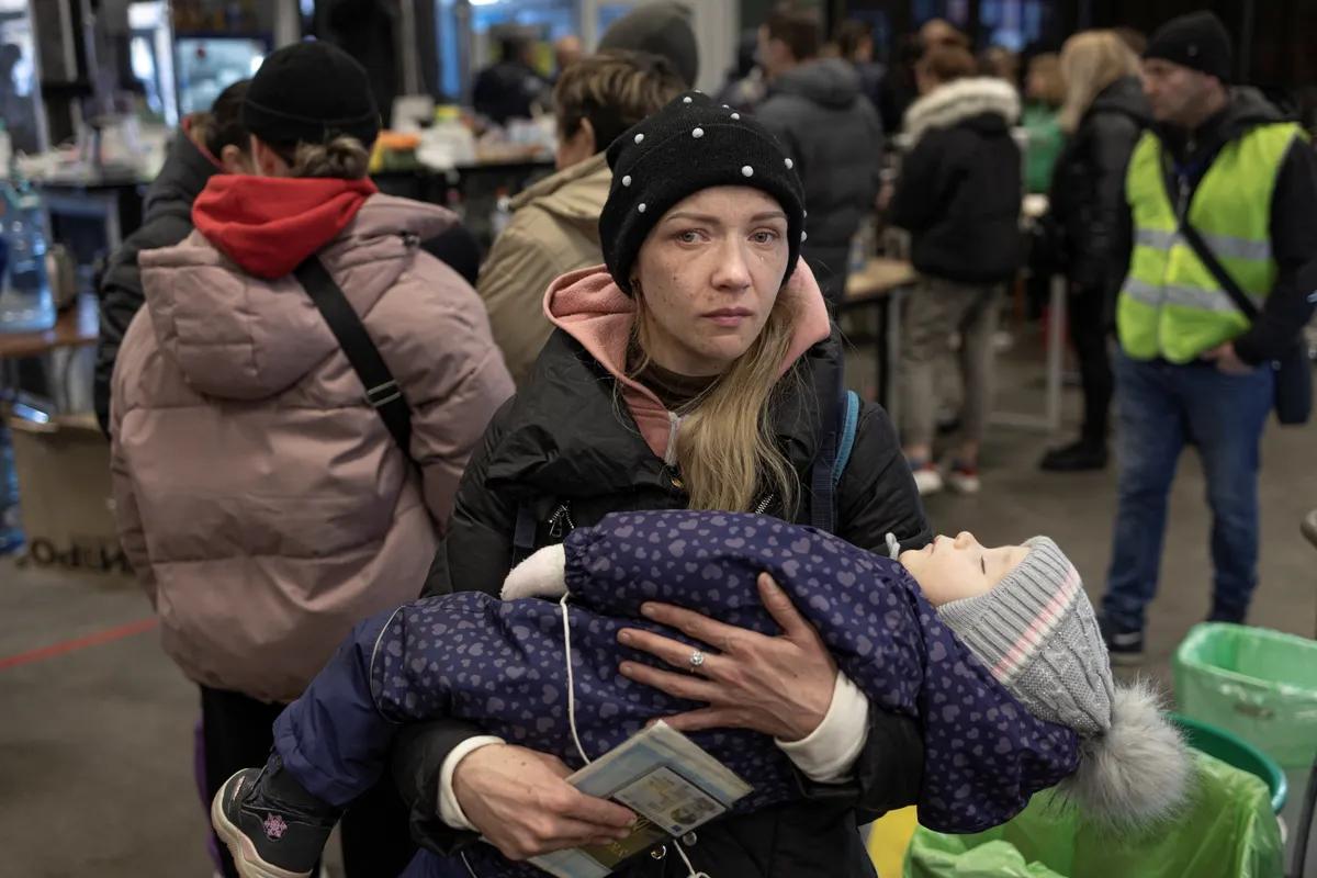 Женщина c ребенком после эвакуации из Мариуполя. Украина, 29 марта 2022. ФОТО: REUTERS / Marko Djurica