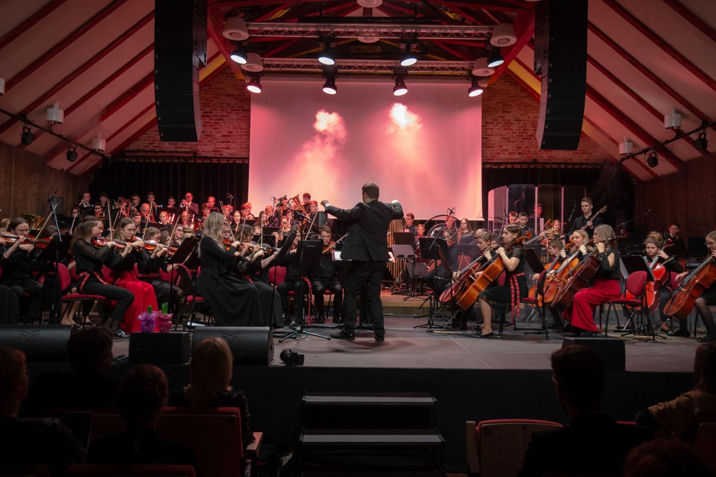 Viljandi muusikakool pidas oma 75. aastapäeva kontsertaktust «Meie aja lood» tänavu veebruaris.