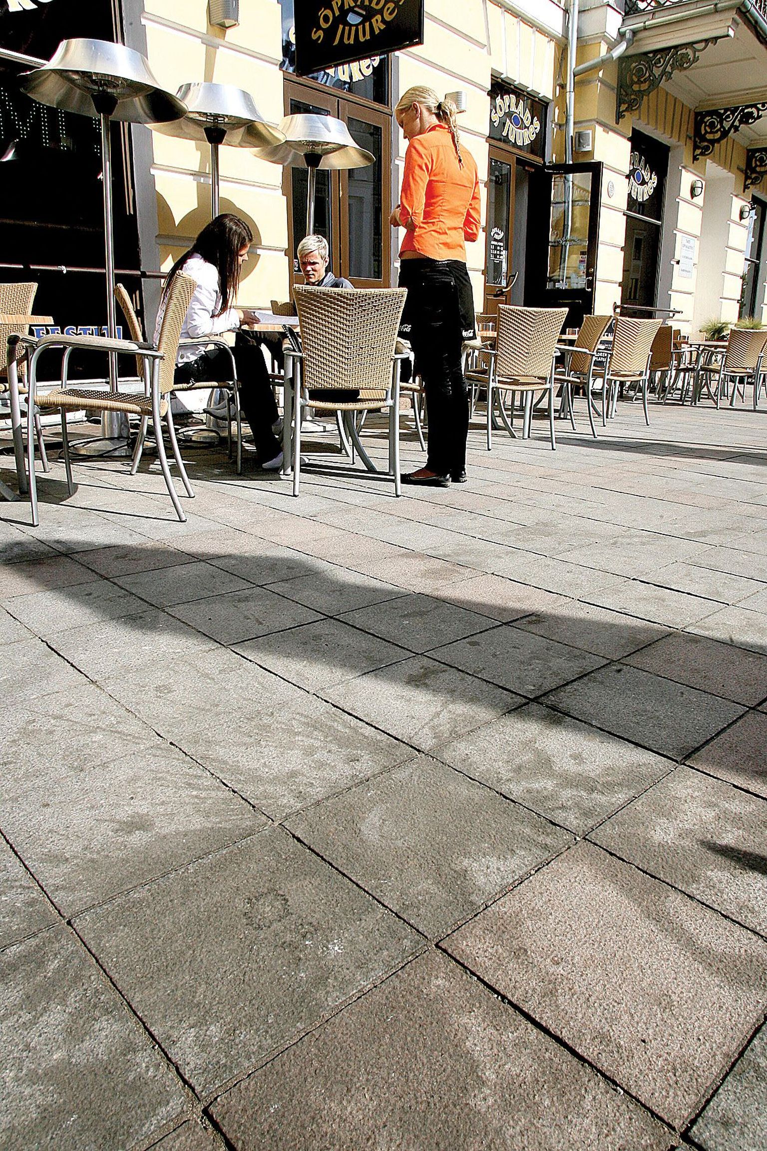 Raeplatsi õuekohvikutes on kõnnitee graniitplaatidel arvukalt plekke, kuid nii kohvikupidajad kui ametnikud tunnistavad, et neid ära pesta on väga keeruline.