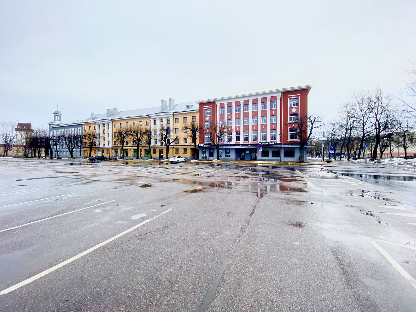 Петровская площадь в административном центре Нарвы, большую часть времени представляющая собой автопарковку.