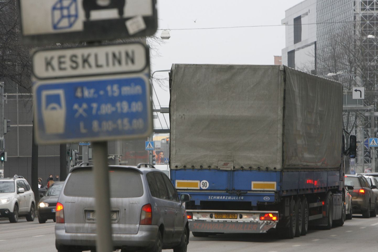 Raskeveokid Tallinnas Pronksi tänaval.