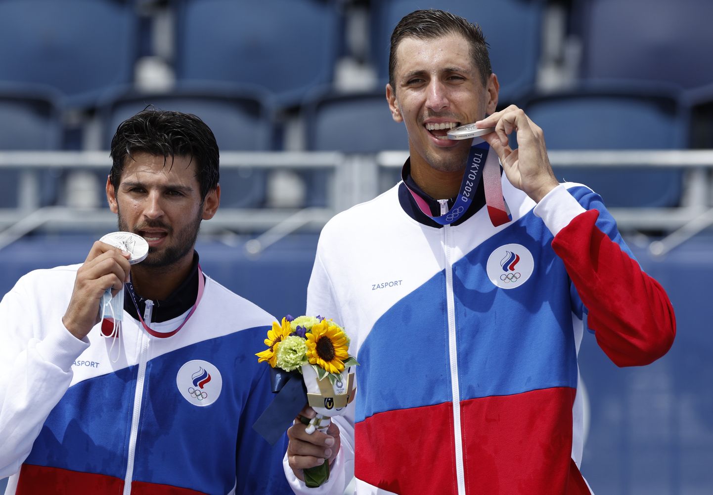 Vjatšeslav Krassilnikov ja Oleg Stojanovski Tokyo olümpiamängude pjedestaalil hõbedameestena.