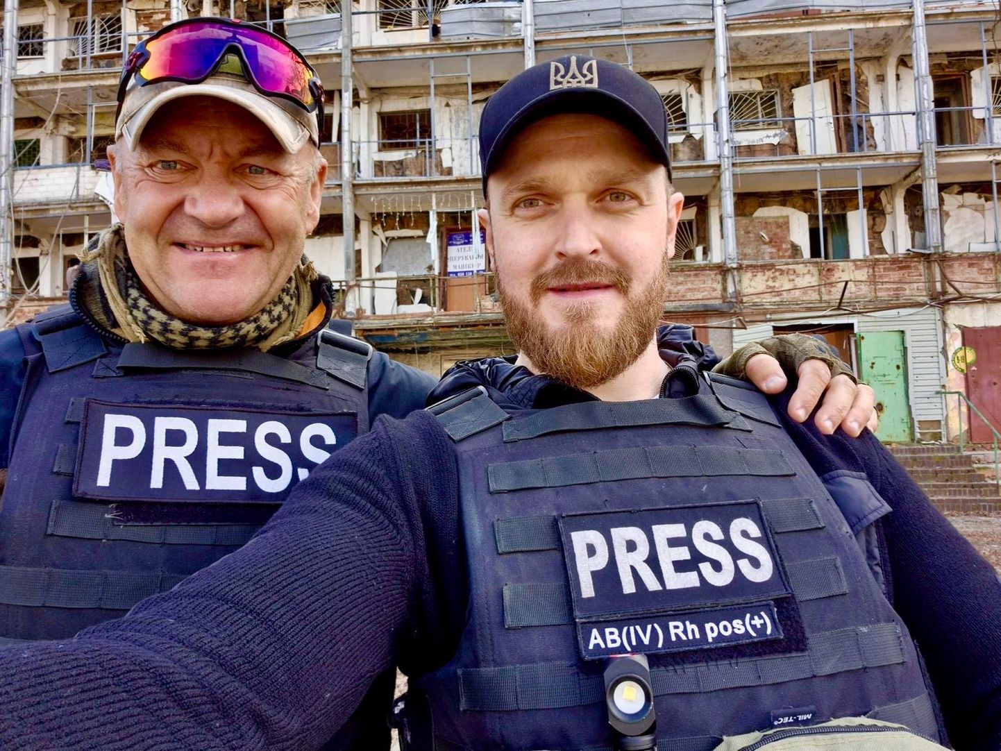 Opraator Ivar Heinmaa (vasakul) ja reporter Madis Kimmel.
