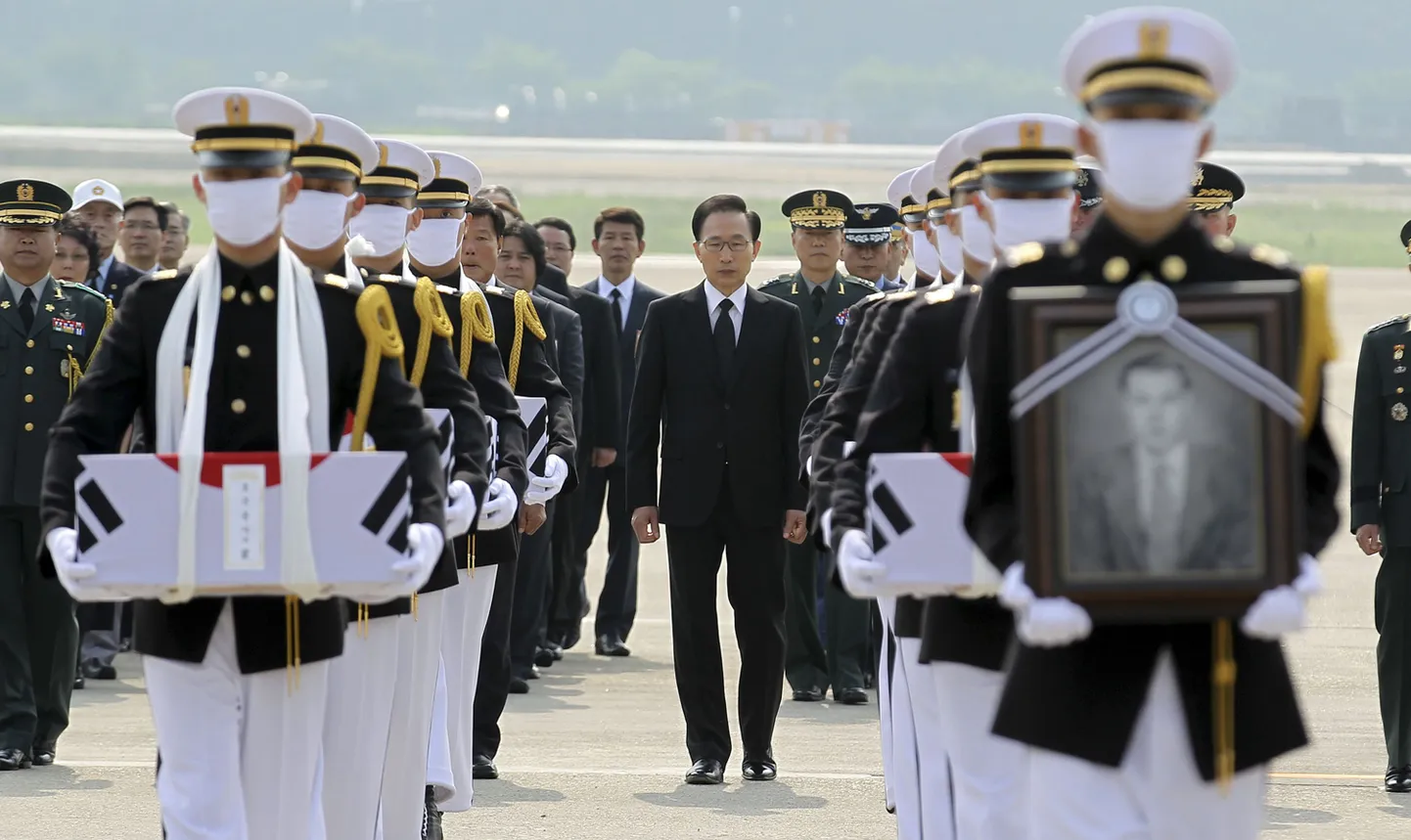 Korea sõjas langenud Lõuna-Korea sõdurite säilmed jõudsid kodumaale. Souli lennuväljal toimunud tseremoonial osalesid ka Lõuna-Korea president Lee Myung-Bak (keskel).