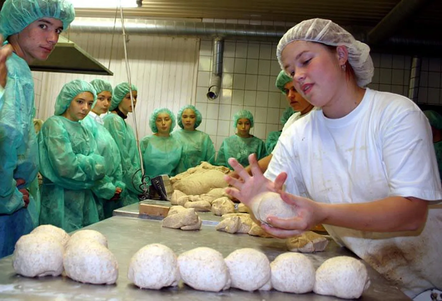 Vändra leiva abipagari õpilane Ragme Lehismaa (paremal) vormib uudistavate pilkude all sepikuid.