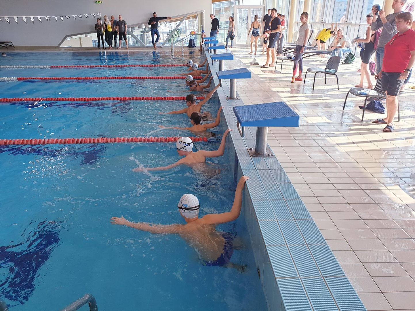 Üle saja lapse ja noore Eesti eri paigust mõõtis pühapäeval Rakvere Aqva spaa ujulas basseinipikkuseid ja staadionil jooksuringe.