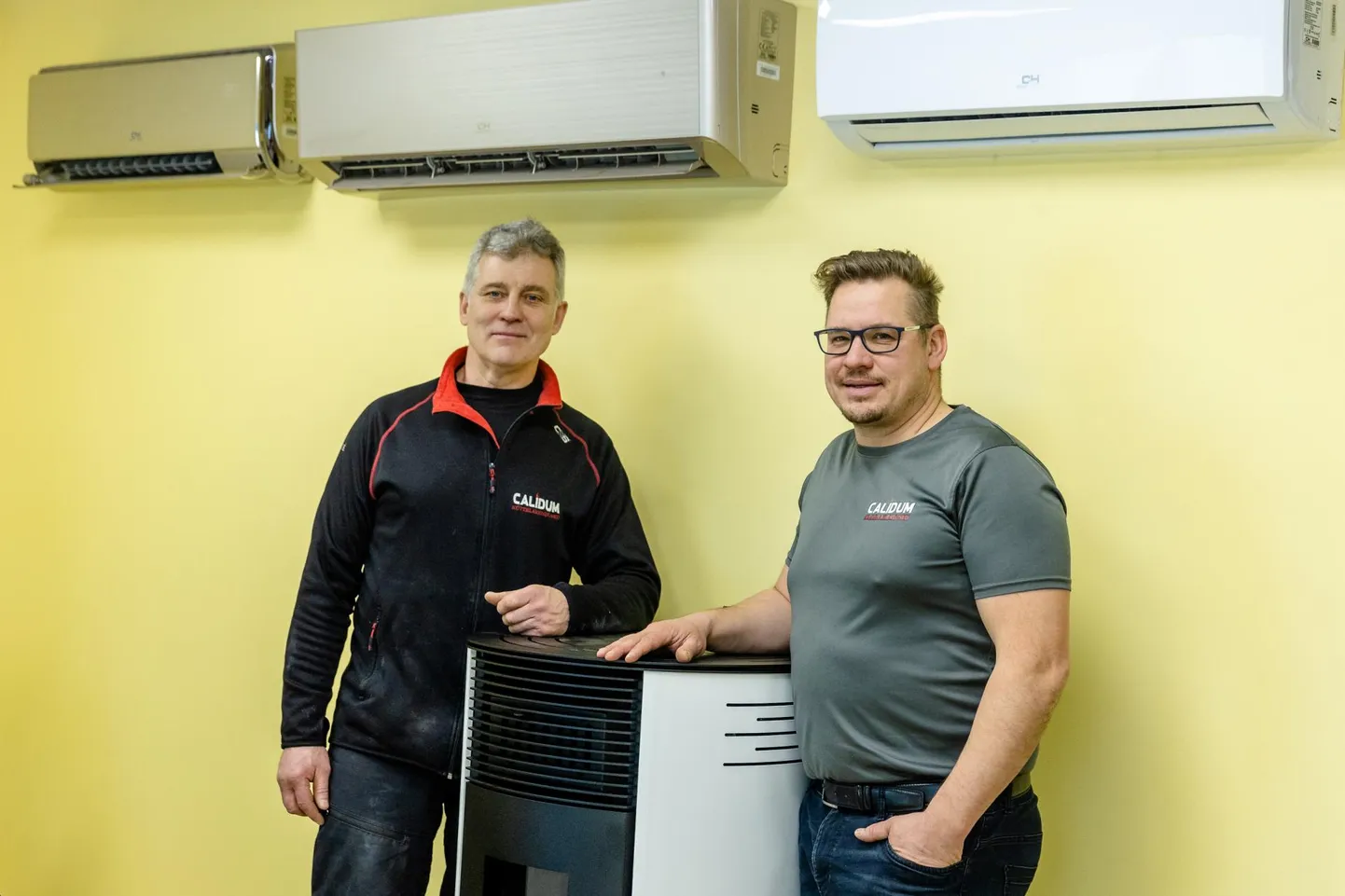 Hannes Veski (vasakul) ja Ivo Leek kinnitavad, et kõige populaarsem kütteseade on praegu puidugraanulikamin.