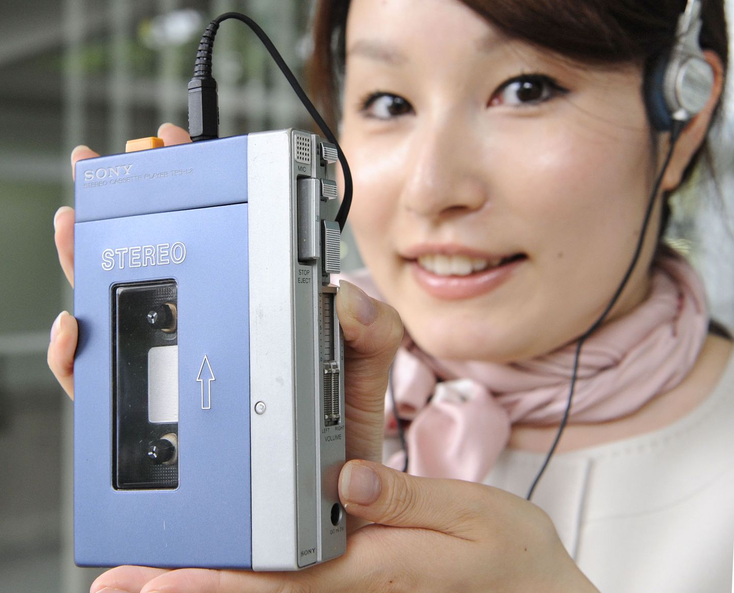 Sony töötaja demonstreerib esimest Walkmani mudelit.