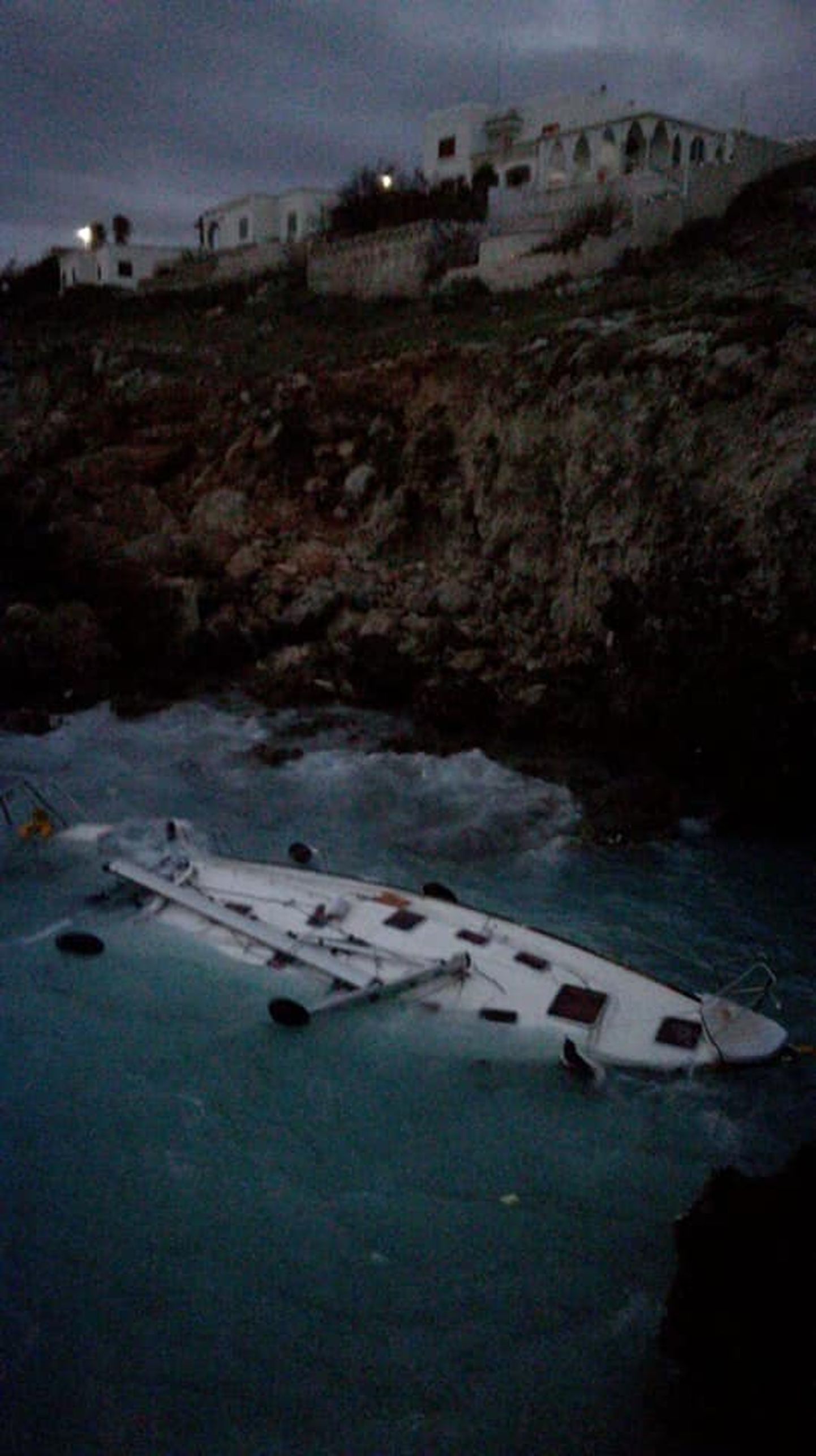 Kreekast migrantideveoks varastatud jaht purunes Itaalia rannakaljudel