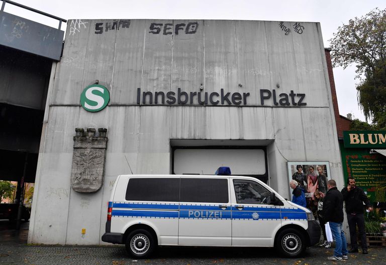 Saksa politsei pommi leiukoha lähedal metroo sissepääsu blokeerimas. Foto: JOHN MACDOUGALL/AFP/Scanpix