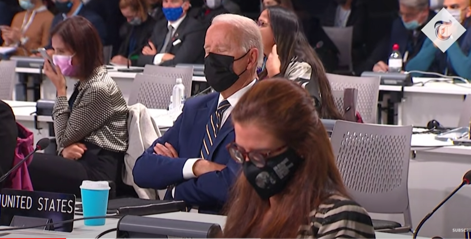 USA president Joe Biden (keskel) jäi Glasgow' kliimakonverentsil tukkuma