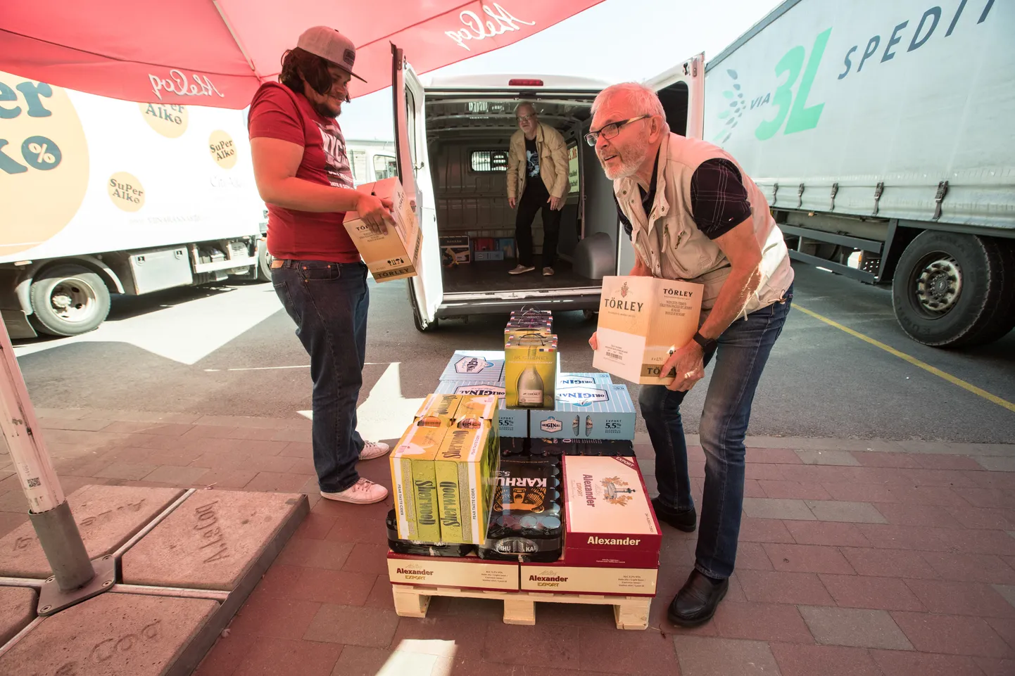 Soome turistid Eestis alkoreisil. Pilt on illustreeriv.