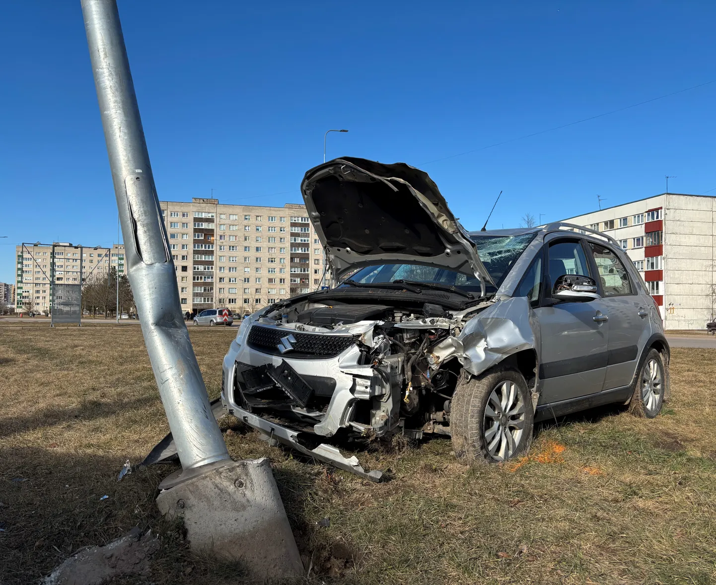 Narvas traagilises õnnetuses osalenud sõiduauto.