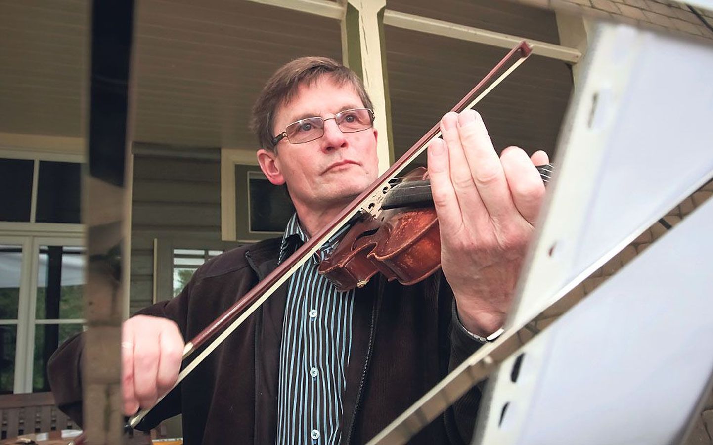 Surju vallavanem Jaanus Männik harrastab viiulimängu lapsest peale, kuid harjutas kontserdi eel hoolega.