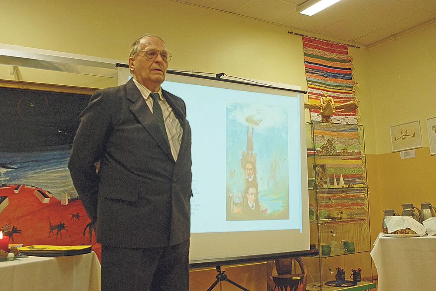 Jaan Kaljuvee (70) rääkis eile Kalevipoja muuseumis oma «Kalevipoja»-huvist ja eepose teemadel maalide valmimisest.