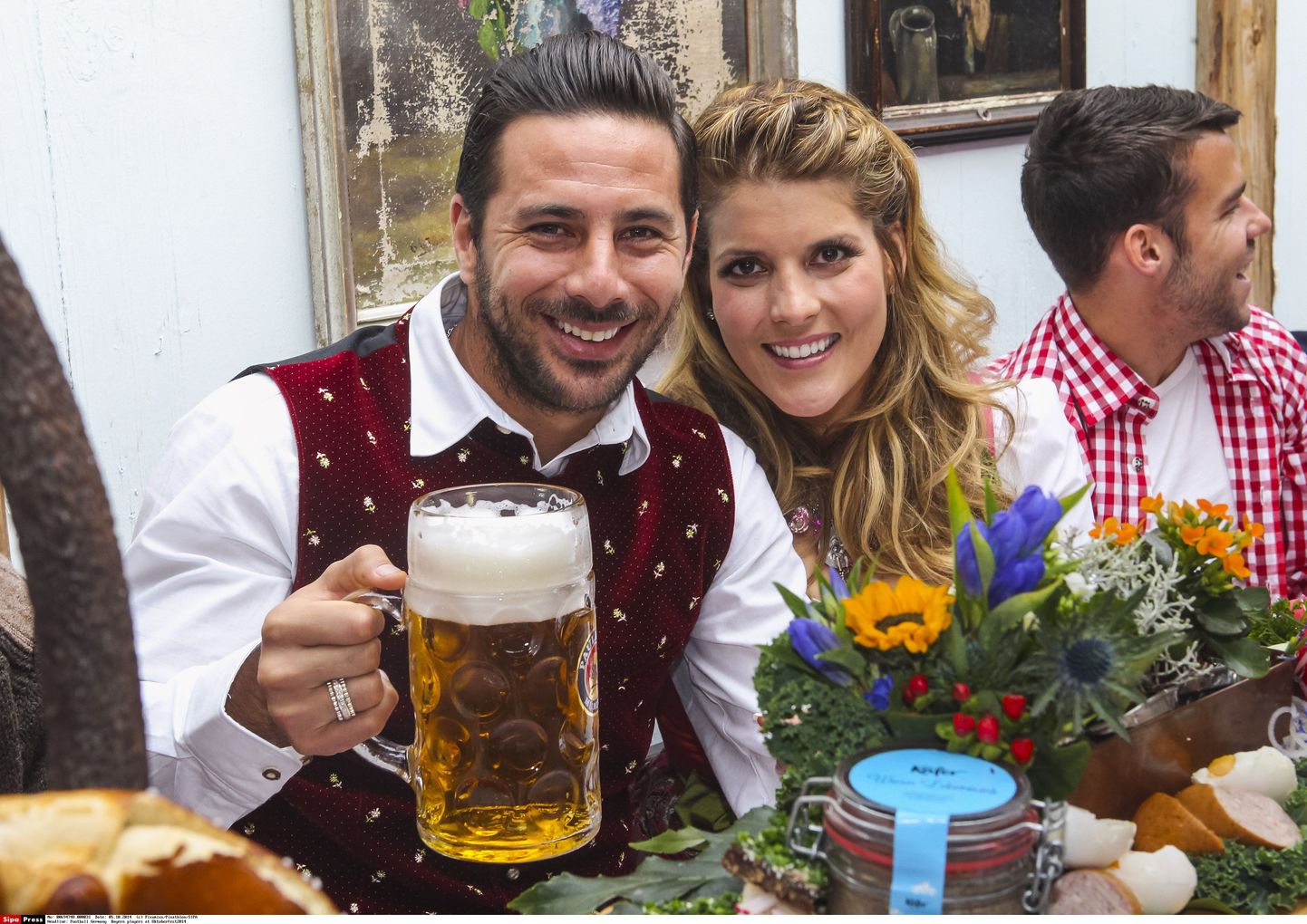 Клаудио Писарро (на тот момент футболист "Баварии") с супругой на Октоберфесте-2014.