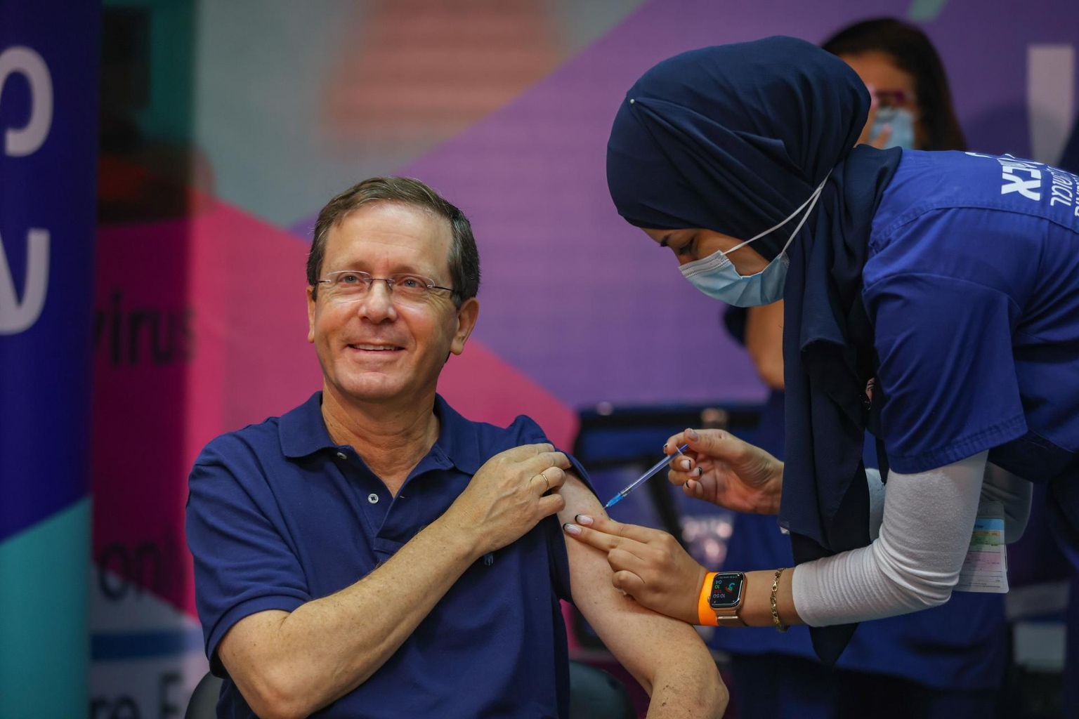 Iisraeli president Isaac Herzog oli riigis esimene, kes sai Covid-19 vaktsiini täiendava doosi. Sellega anti avalöök Iisraeli kolmandale vaktsineerimiskampaaniale. 