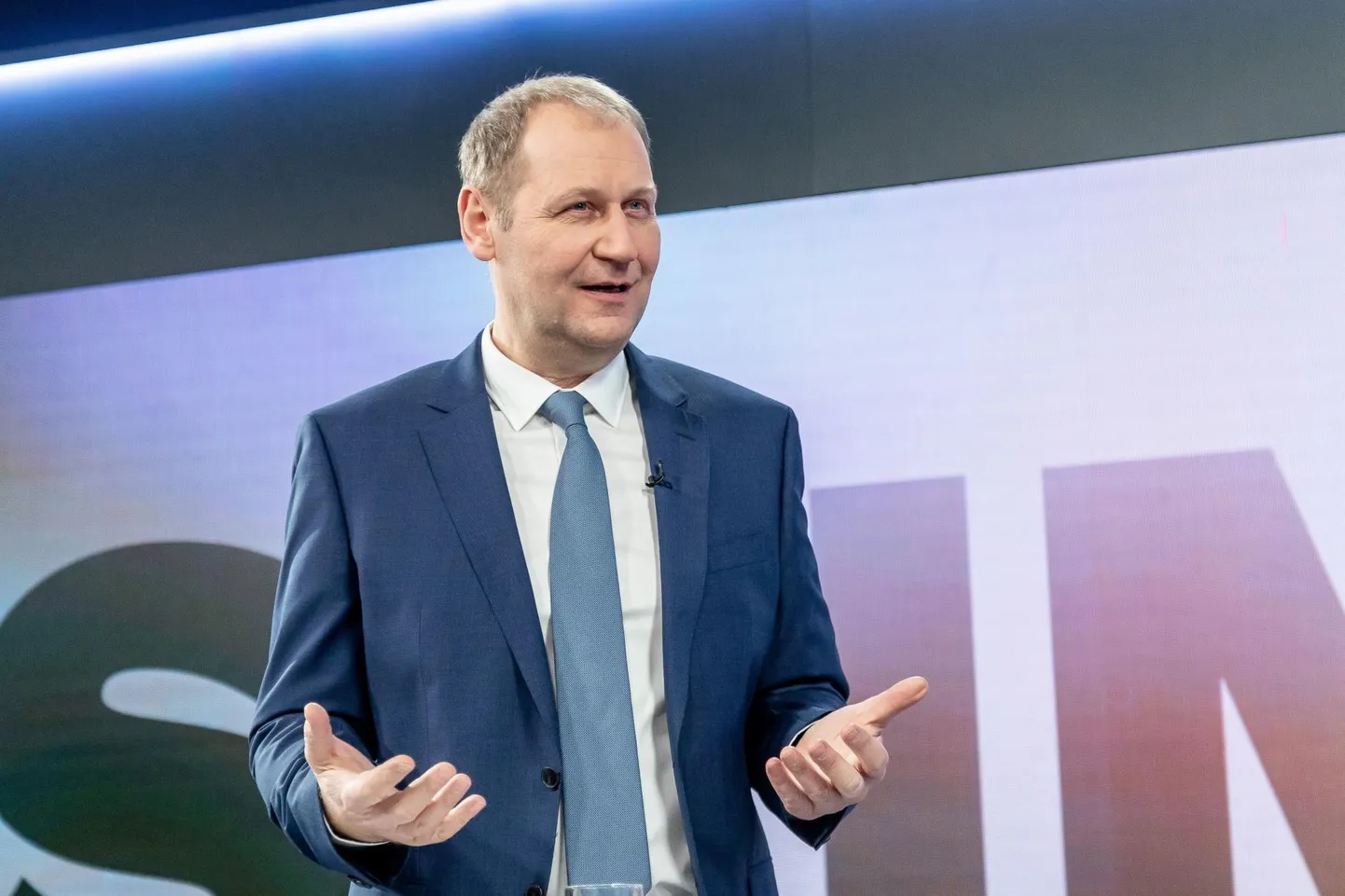 Maaeluminister Urmas Kruuse tunnustas teiste seas Viljandimaaga seotud noori.