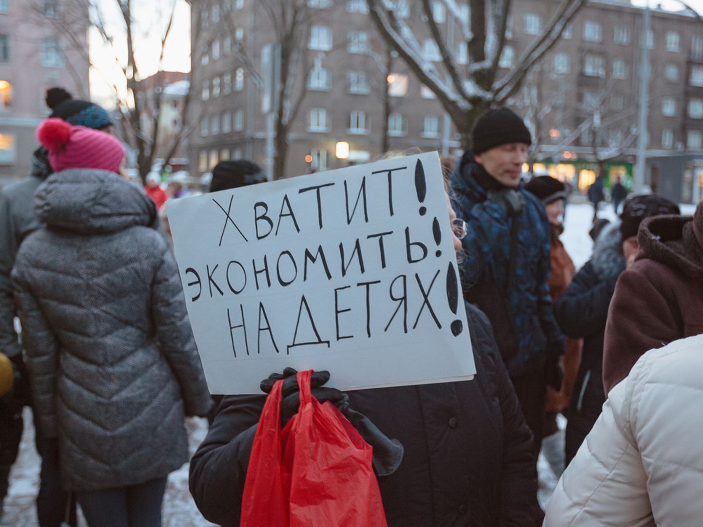 2016. aasta detsembris korraldasid narvalased meeleavalduse ning päästsid Narva haigla lasteosakonna sulgemisest. Nüüd ootavad nad, mida öeldakse neile haiglas 30. mail toimuval kohtumisel kava kohta seesama osakond ajutiselt sulgeda.

ILJA SMIRNOV
