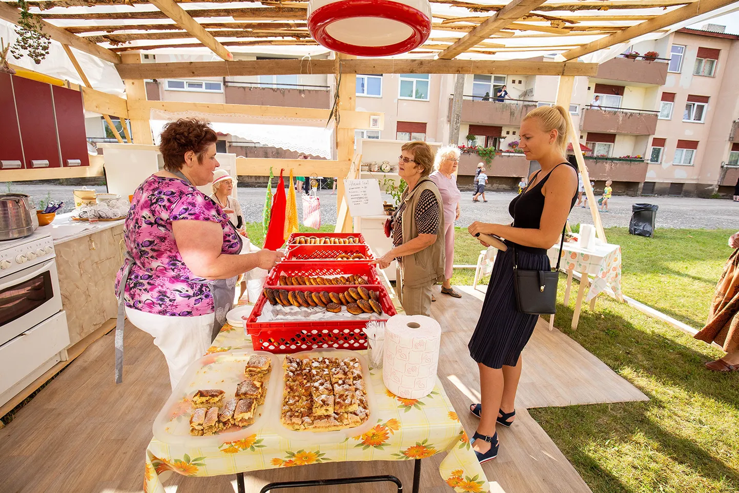 Väätsa kortermajade festivalil on alati ka hästi süüa saanud. Pildil jagab head ja paremat Heike Laurimaa.