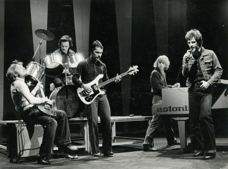 Pahupidi Ruja 1981. aasta 3. veebruaril ETV stuudios. Rein Rannap (kitarriga vasakul) ja Jaanus Nõgisto (klaveri taga) on vahetanud kohad. Trummide taga Arvo Urb, bassil Tiit Haagma ja mikrofoniga Urmas Alender.