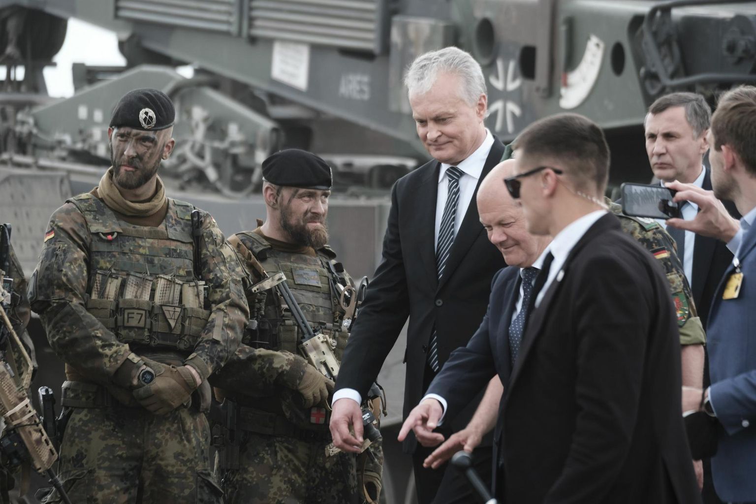 Канцлер Германии Олаф Шольц и президент Литвы Гитанас Науседа посетили расположенные в Пабраде немецкие союзнические войска.
