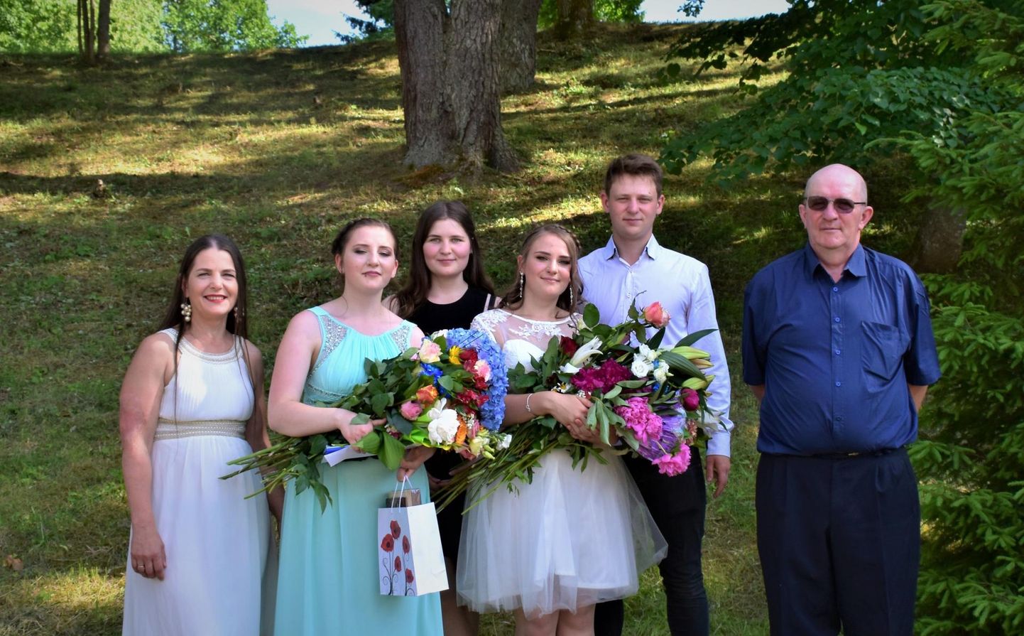 Astrid Varrik (vasakul) koos enamiku teiste pereliikmetega oma kaksikutest tütarde koolilõpupeol.