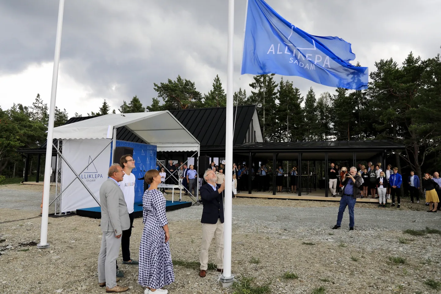 Alliklepa sadama avamisel heiskas lipu viitseadmiral Tarmo Kõuts, üritusel viibis kohal president Kersti Kaljulaid.