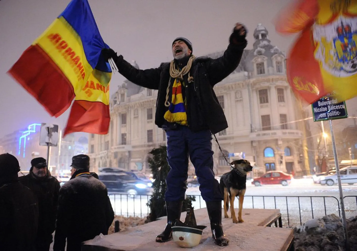 Peaminister Emil Boci (all pildil) ja presidendi tagasiastumist nõudvaid meeleavaldajaid ei ole heidutanud ka Rumeeniat tabanud erakordselt külm ilm, mis eilseks oli riigis nõudnud 34 inimelu.