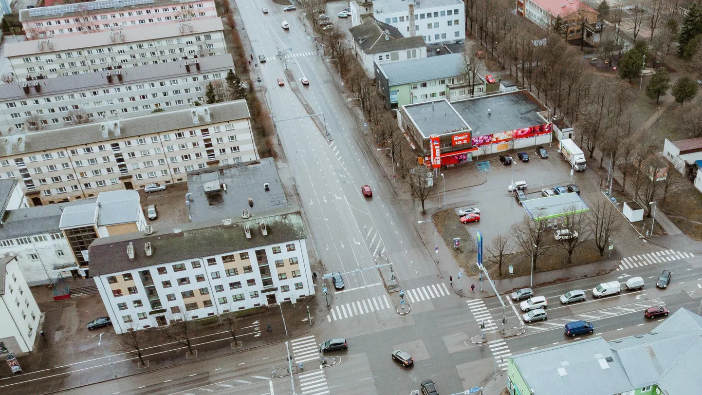 Neste automaattankla ja Ülejõe apteegi vahelised majad lammutatakse ja nende asemele ehitatakse Jannseni keskus.