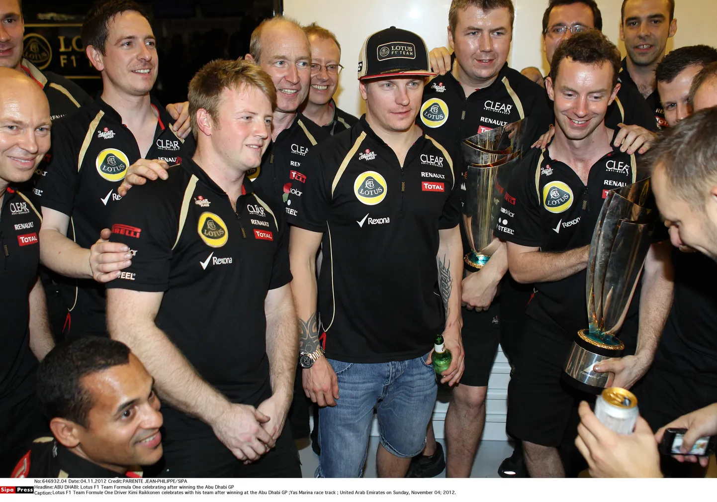 Kimi Räikkönen (keskel) koos Lotuse tiimi liikmetega.