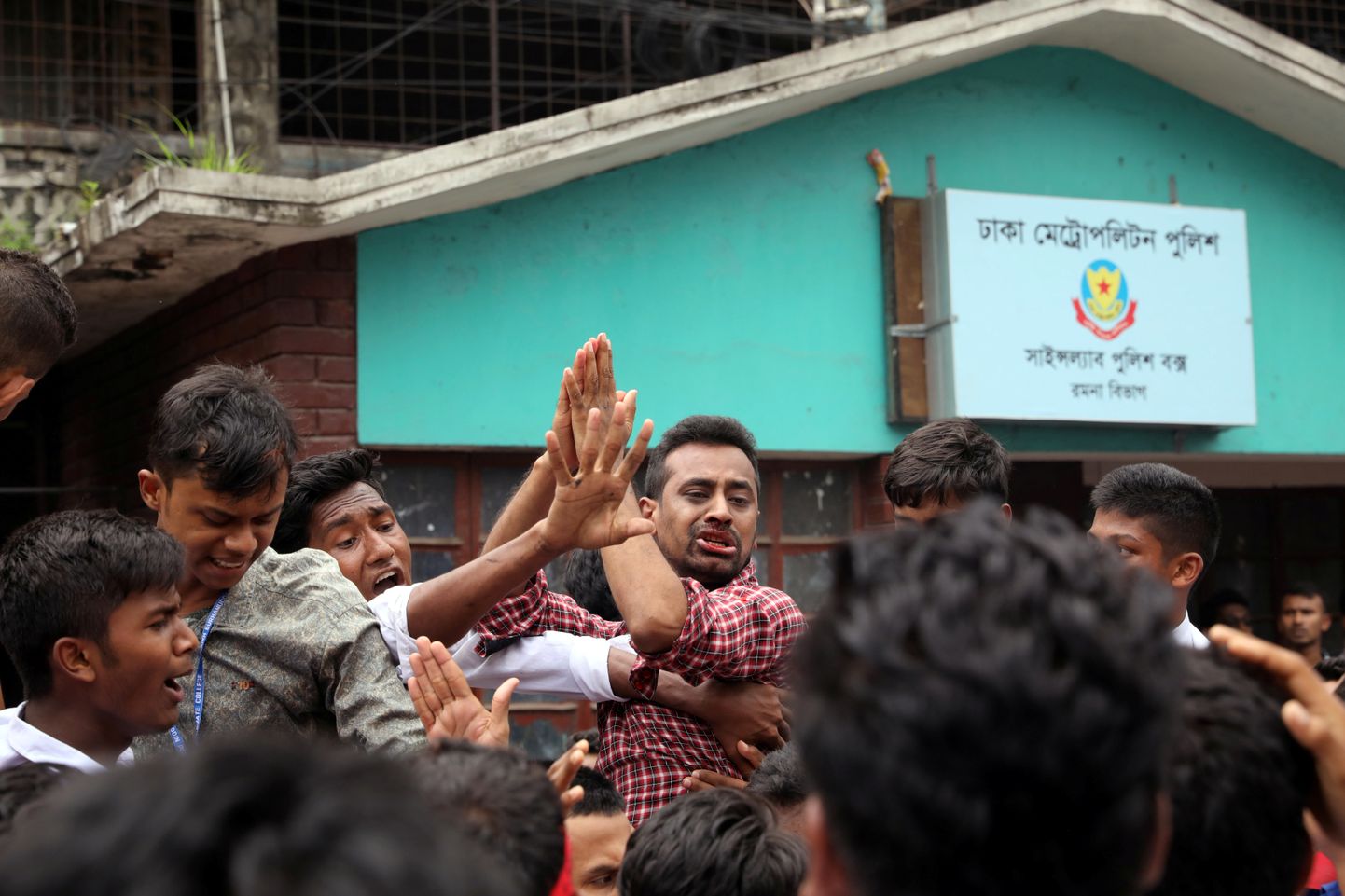 Protesti käigus peksavad tudengid Bangladeshis.