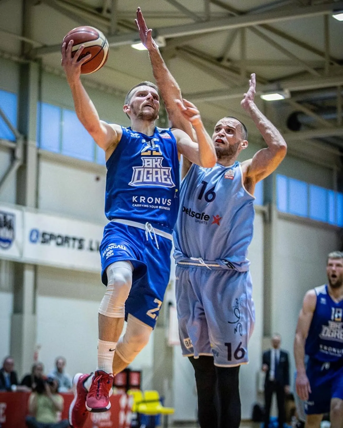 Edgars Lasenbergs (pa kreisi) pret Lauri Blaus.
