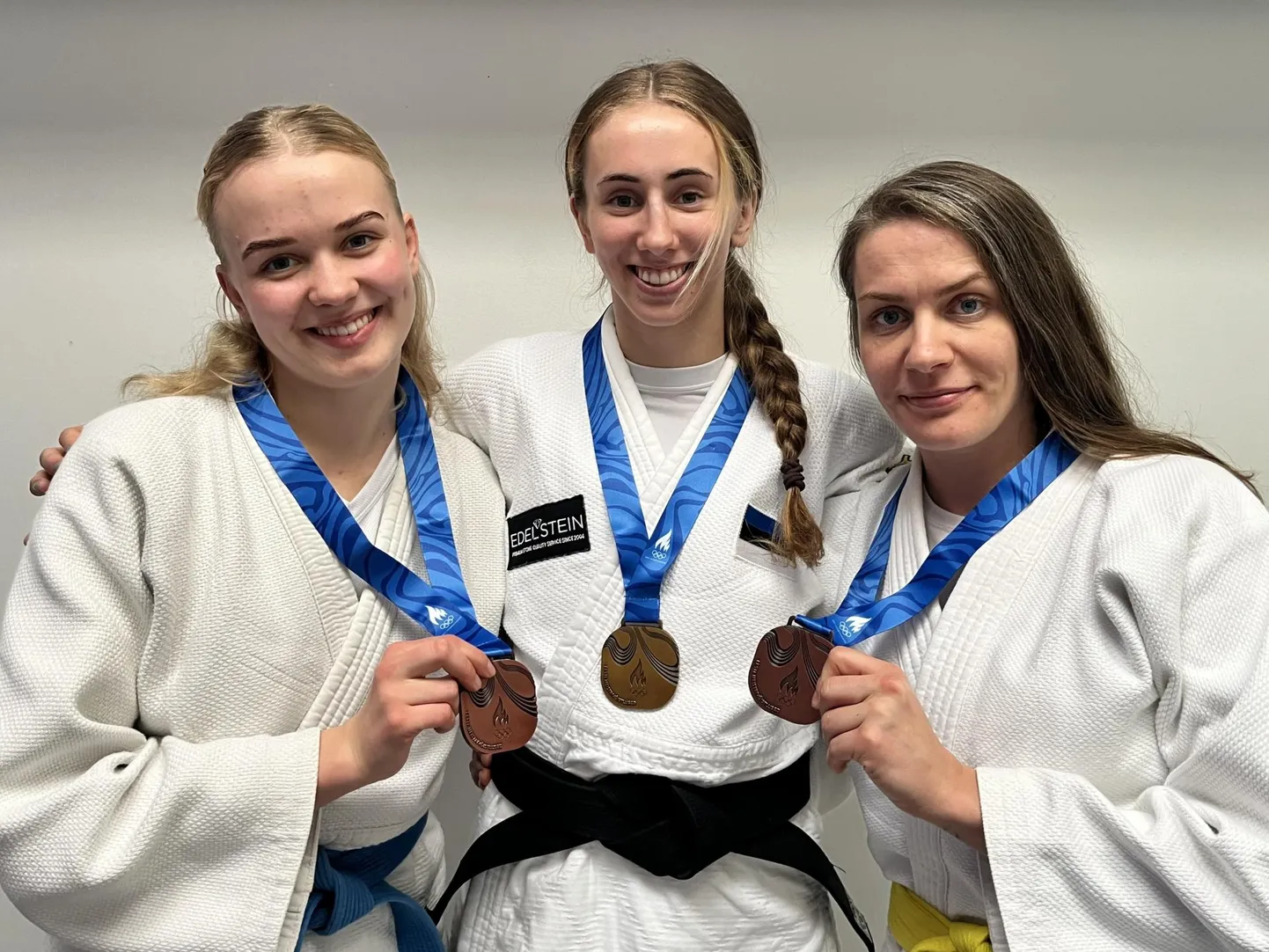 Eesti meistrivõistlustel säranud judoneiud Paula Kütt (vasakult), Merit Tarkus ja Maarja Kalbus.