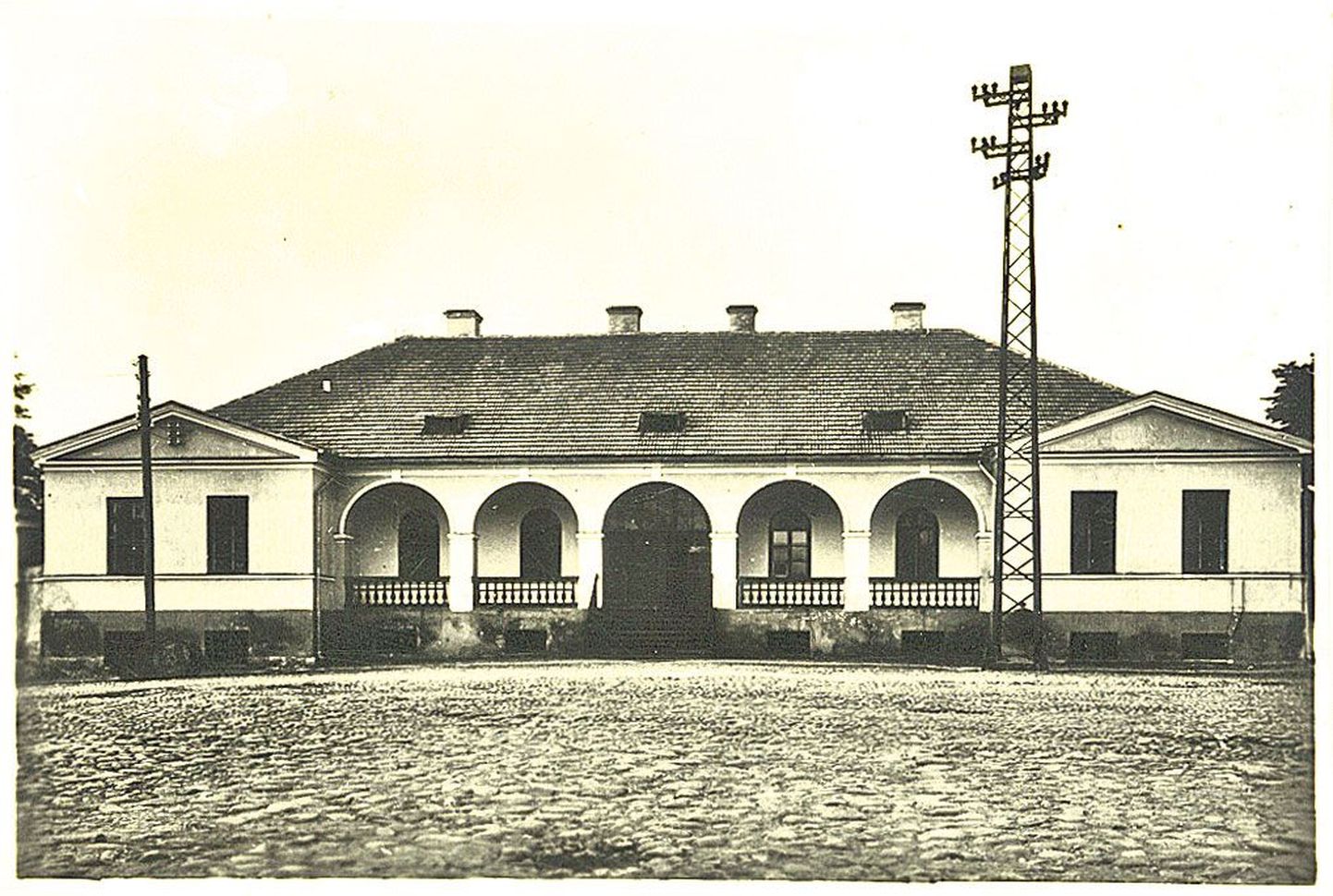 Tartu ehitusmeistri G. F. W. Geisti projekteeritud esinduslik viiekaare­lise ulualusega kivihoone Riia mäel kujunes postijaama tüübiks. Foto on aastast 1935.