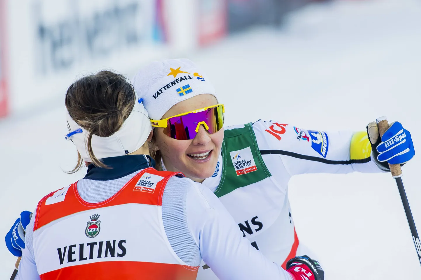 Maiken Caspersen Falla kallistab Stina Nilssonit.