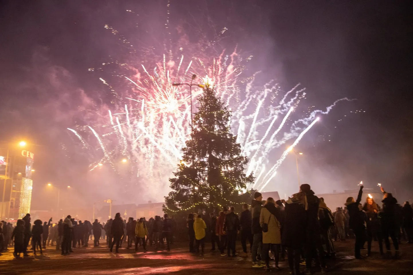 2020. aasta tervitamise ilutulestik Centrumi parkla kuuse juures.