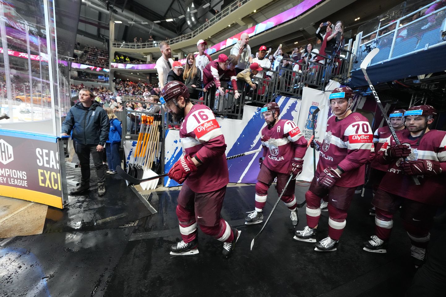 Хоккеисты сборной Латвии на матче с Канадой 12 мая 2023 года