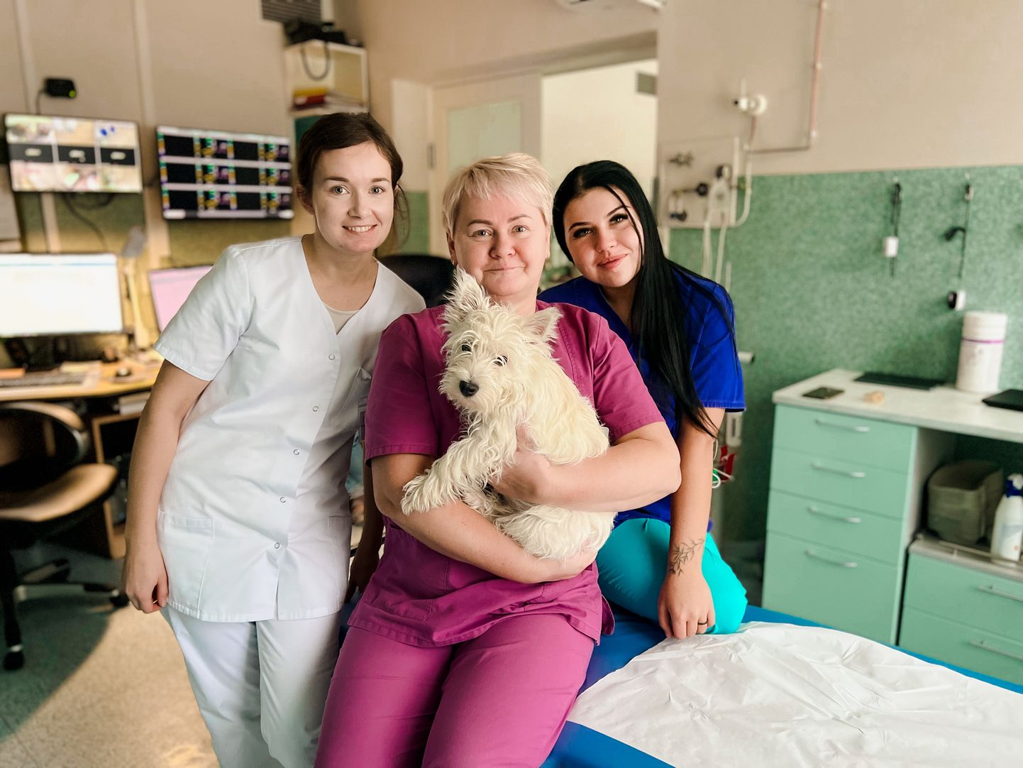 Eile rõõmustas Põlva haigla patsiente ja töötajaid koer Roxy. Pildil on erakorralise meditsiini osakonna töötajad ja lemmikloom Roxy.