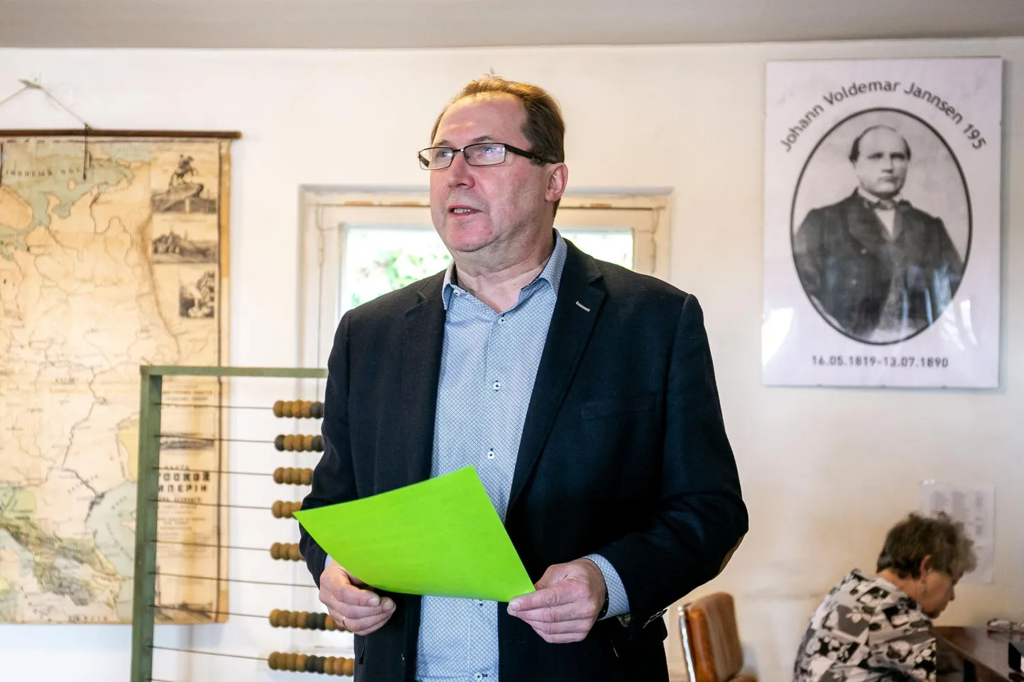 Ehkki Koidula muuseumi maja on Jannseni juubeliaastal remondis ja läbib uuendus­kuuri, ootab juhataja Elmar Trink suurmehe sünnipäeva tähistama muuseumi aeda.
