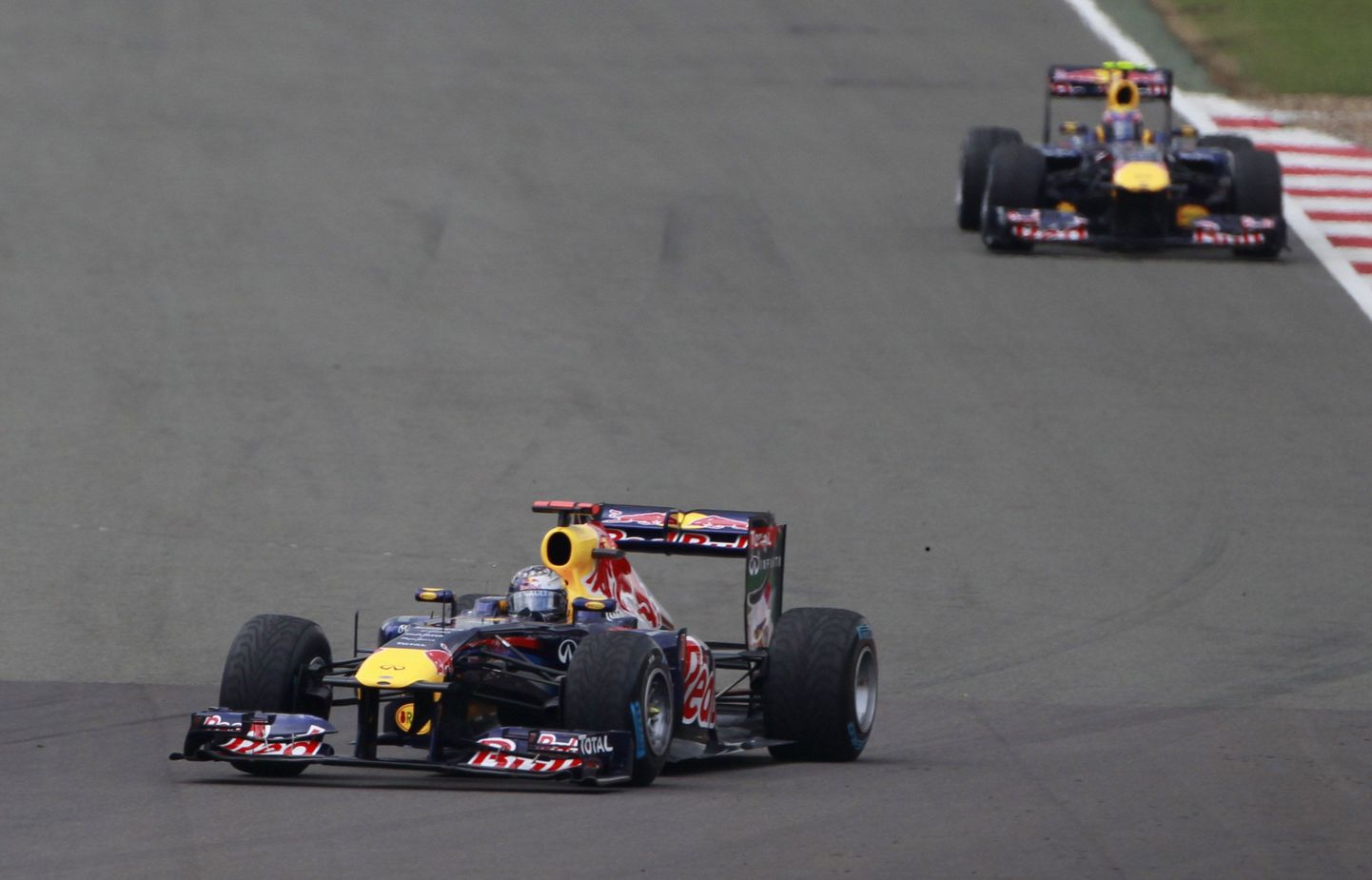 Sebastian Vettel (esimene) ja Mark Webber lõpetasid tänase etapi vastavalt teise ja kolmandana.