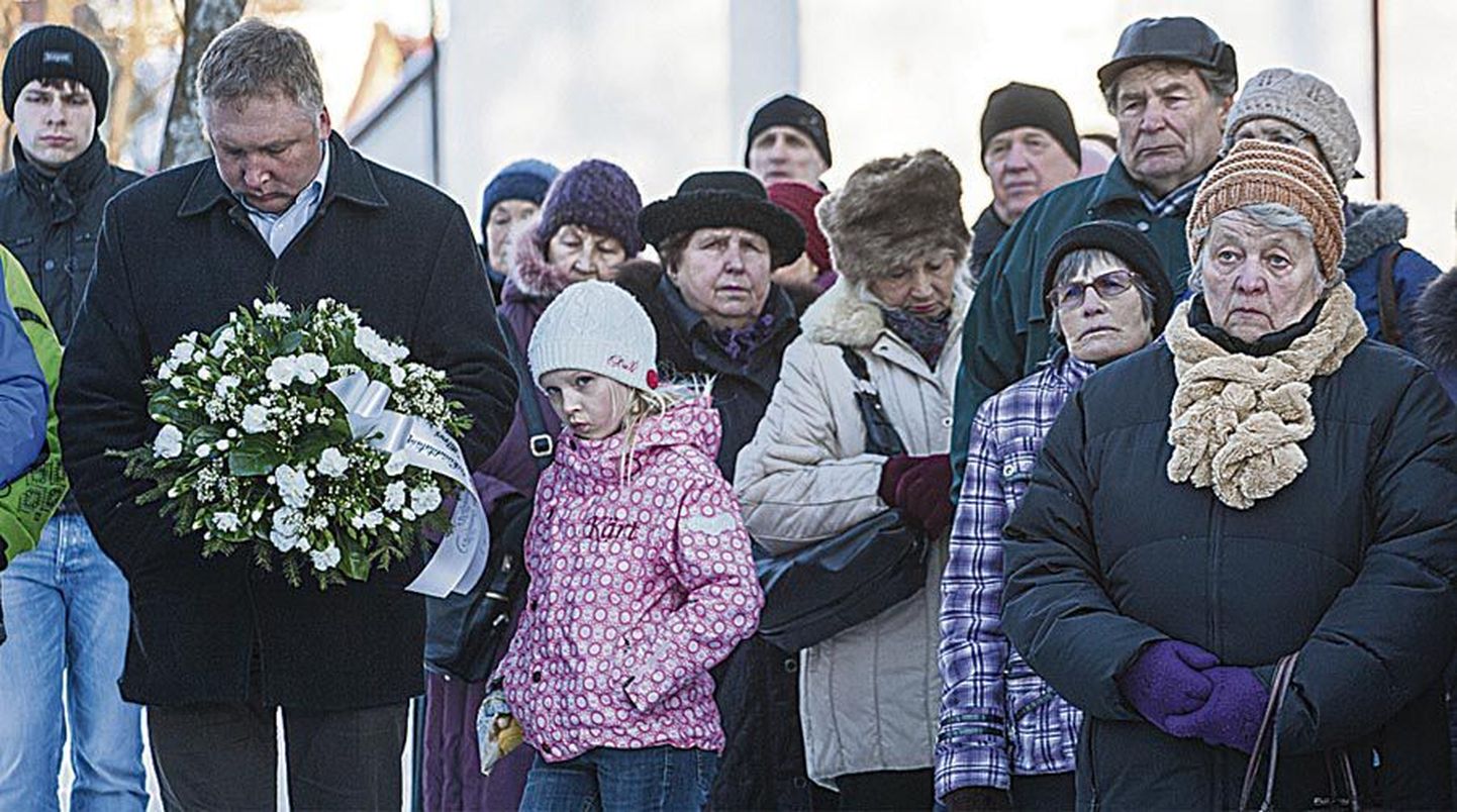 Eile mälestati Viljandi mõisapargis märtsiküüditamise ohvreid.
