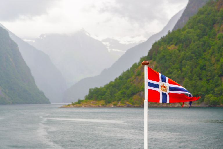 Vaade Norra fjordile laevalt. Pilt on illustreeriv